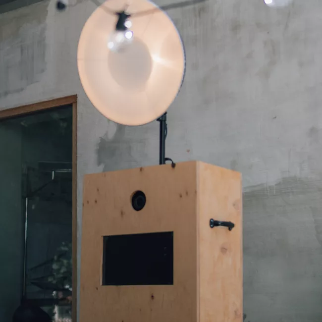Fotobox Freiburg auf einem Outdoor Event vor einer Betonwand